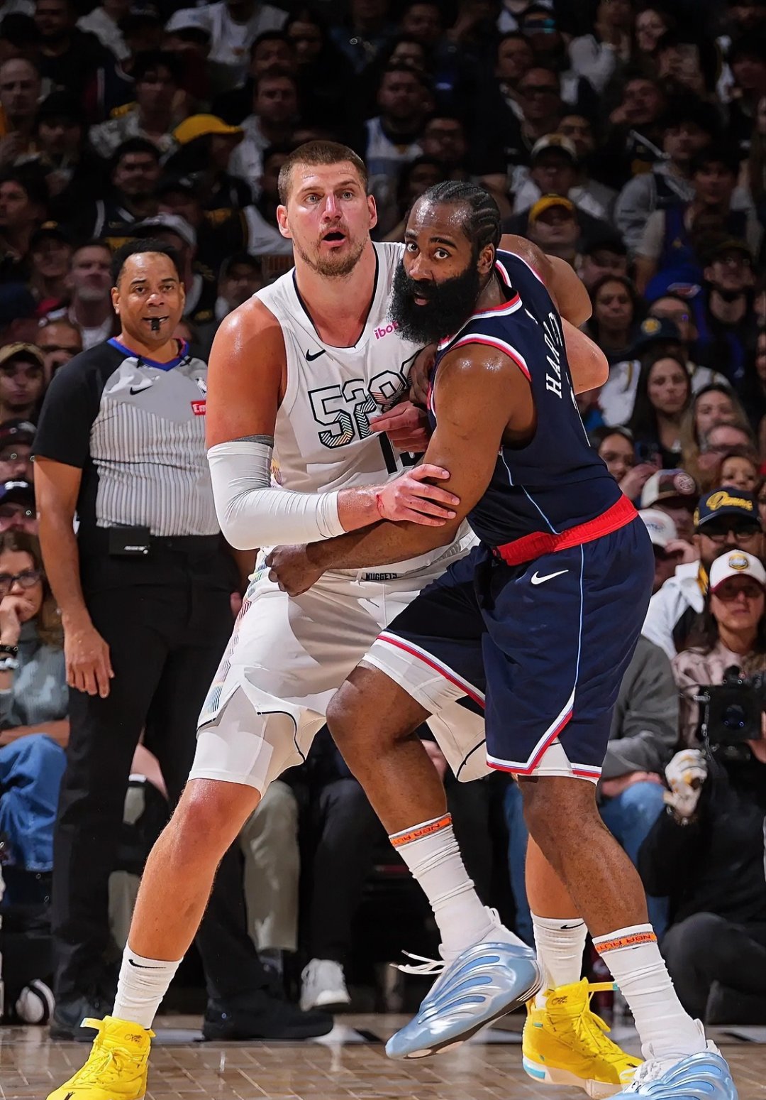 大比分获胜首场状态出色，掘金观众沸腾！，Rookie重返赛场比赛高潮迭起的简单介绍