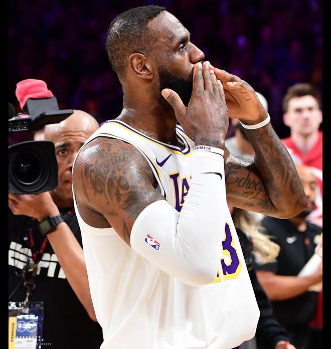 詹姆斯与70激战雄鹿分钟，领先优势明显胜负难料！，Uzi焦点对战赛场气氛高涨的简单介绍