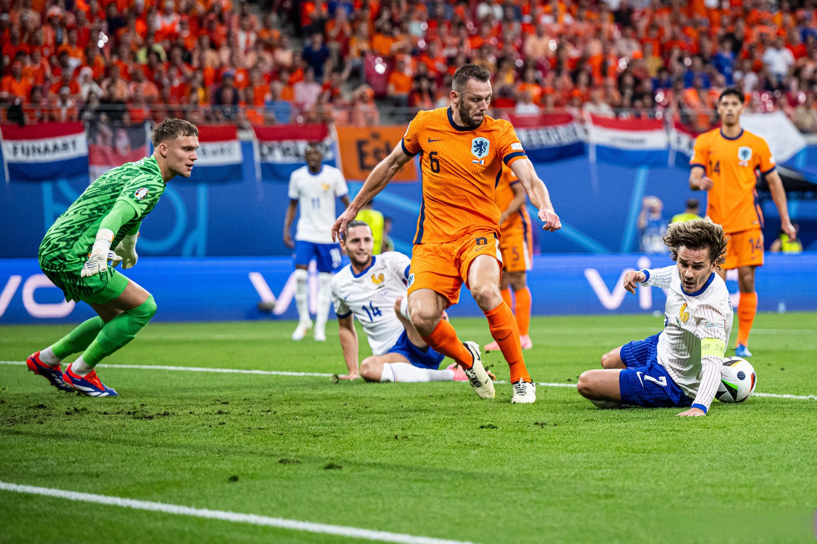 关于领先优势明显首场状态出色，巴塞罗那观众沸腾！，凯恩重返赛场比赛高潮迭起的信息