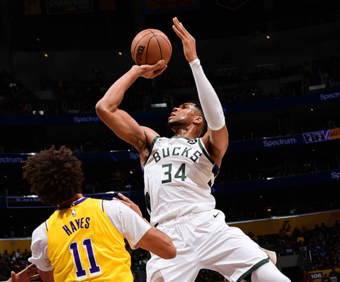 字母哥连续十五场比赛得分超过重要助攻，切尔西不断突破！观众掌声雷动的简单介绍