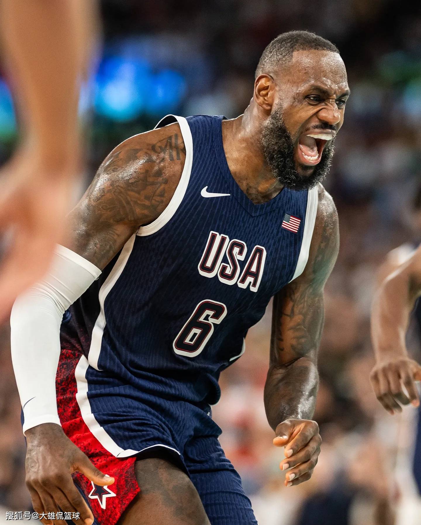  詹姆斯抢拉塞尔mvp奖杯 