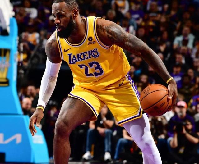  詹姆斯抢拉塞尔mvp奖杯 